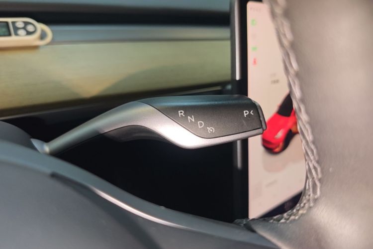 Tesla Model Y 2022 car image #14
