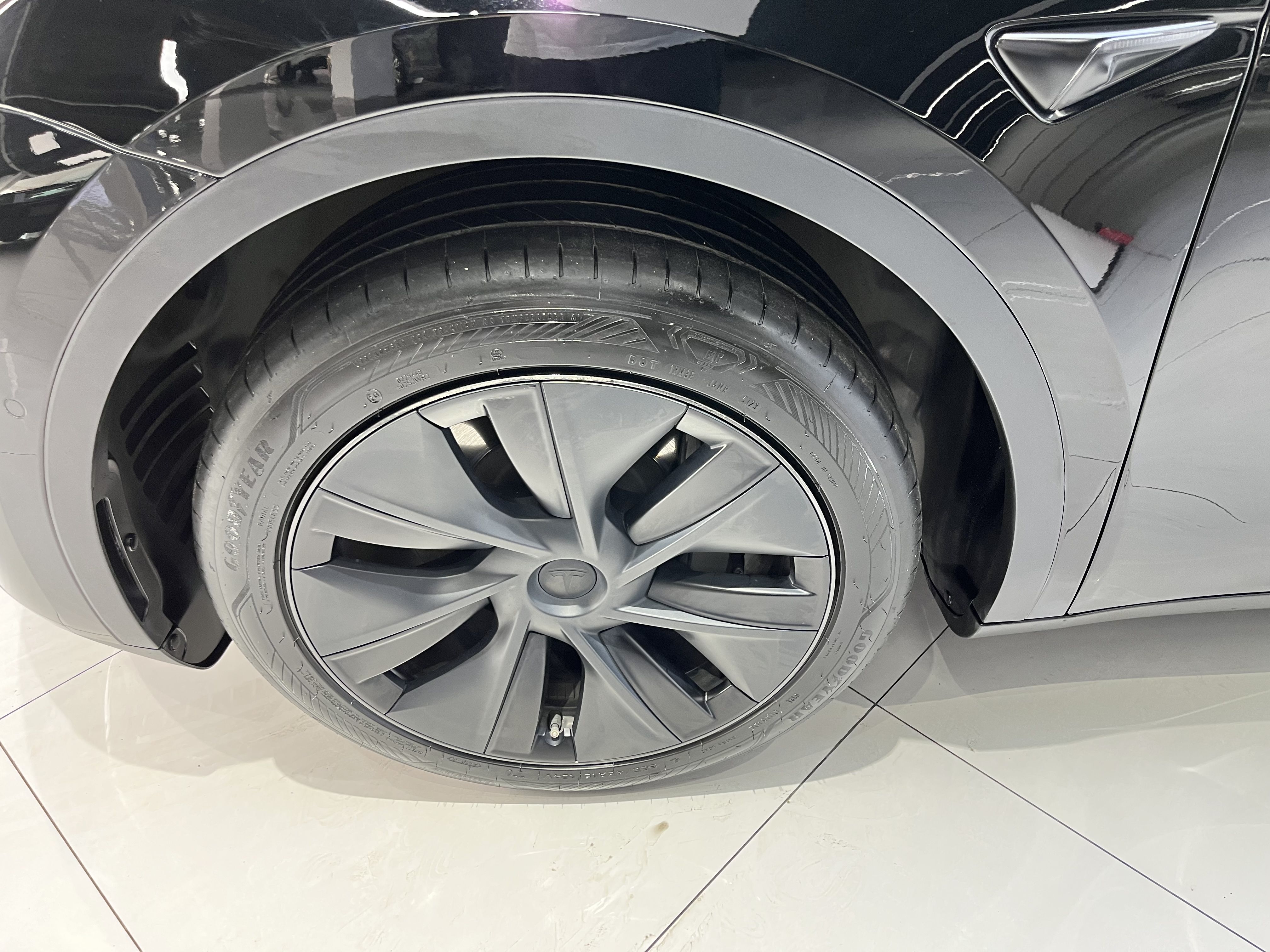 Tesla Model Y 2023 car image #11