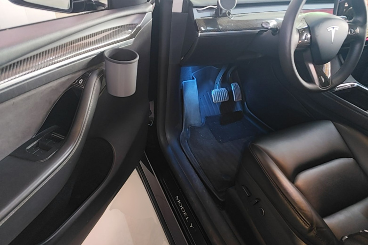 Tesla Model Y 2021 car image #16