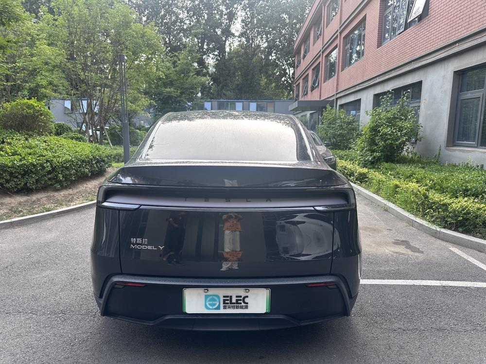 Tesla Model Y 2025 #5 Tesla Model Y 2025 car image #5