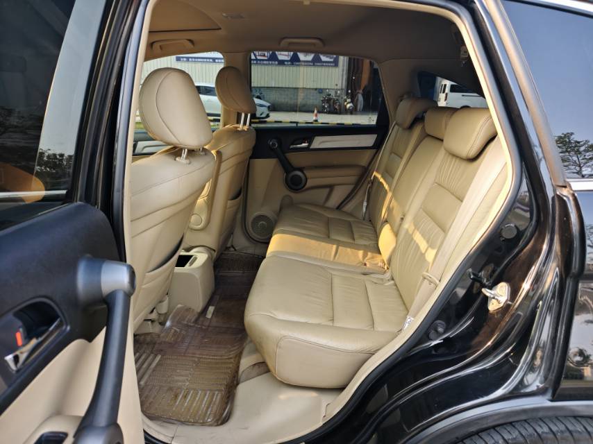 2011 car image #8
