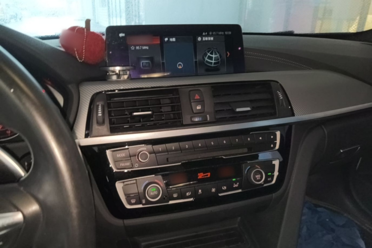 BMW 3 Series 2018 car image #15