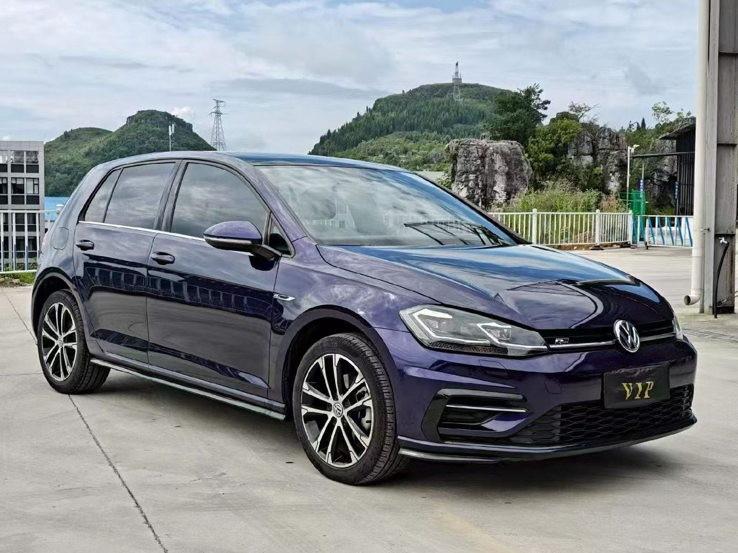 Volkswagen Golf 2018 car image #2
