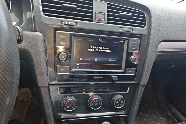 Volkswagen Golf 2018 car image #17