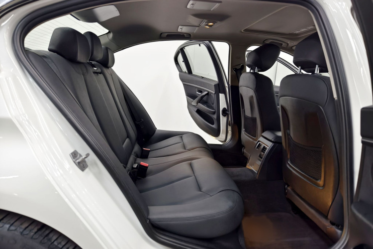 BMW 3 Series 2017 #20 BMW 3 Series 2017 car image #20