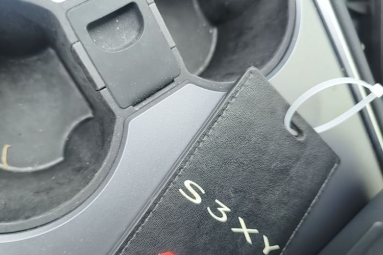 Tesla Model Y 2023 car image #9