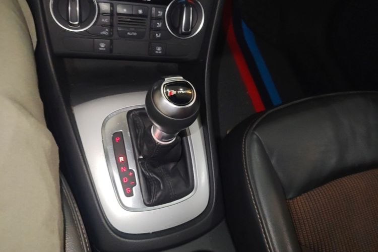Audi Q3 2017 car image #14