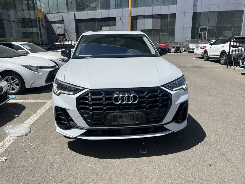 Audi Q3 2023 car image #4