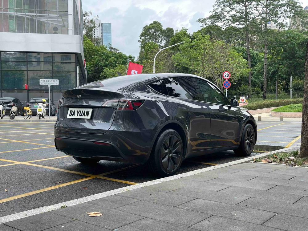Tesla Model Y 2024 #6 Tesla Model Y 2024 car image #6