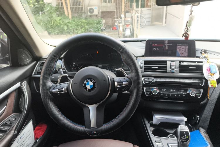 BMW 3 Series 2018 car image #12