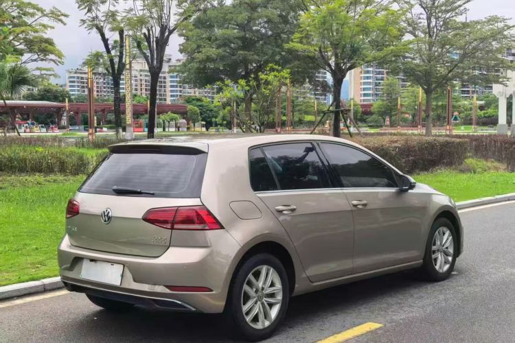 Volkswagen Golf 2018 car image #7