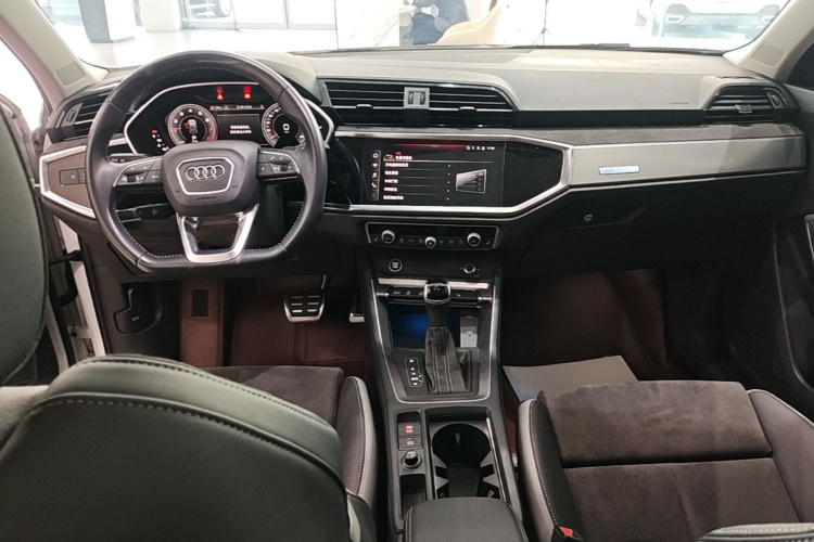 Audi Q3 2022 car image #11
