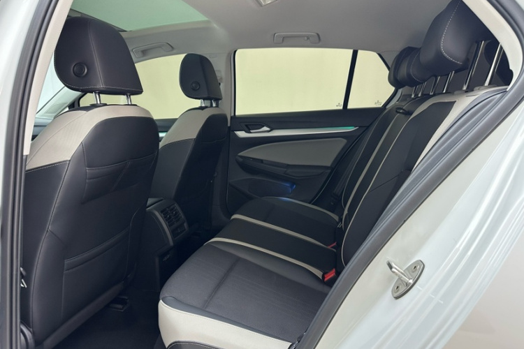 Volkswagen Golf 2021 car image #10