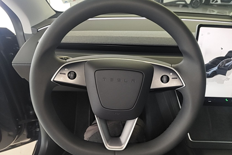 Tesla Model Y 2025 #15 Tesla Model Y 2025 car image #15