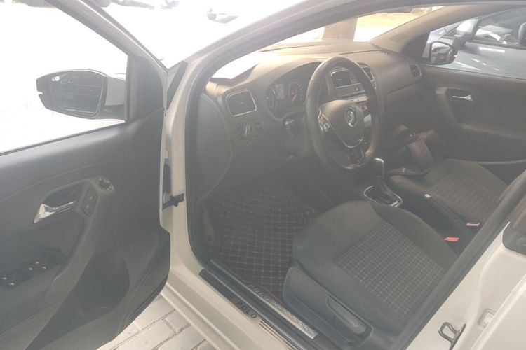 Volkswagen Polo 2016 car image #12