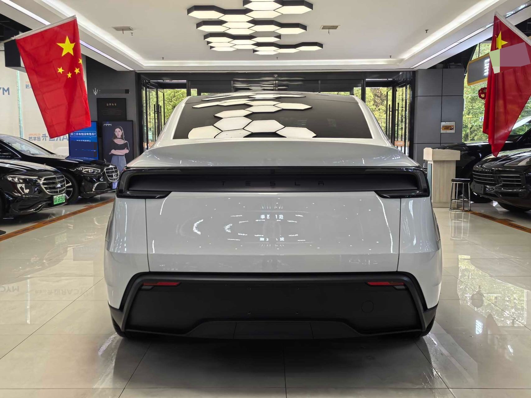 Tesla Model Y 2025 #8 Tesla Model Y 2025 car image #8
