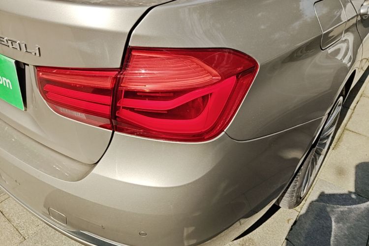 BMW 3 Series 2018 car image #8