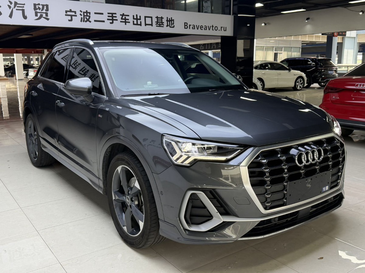 Audi Q3 2023 car image #3