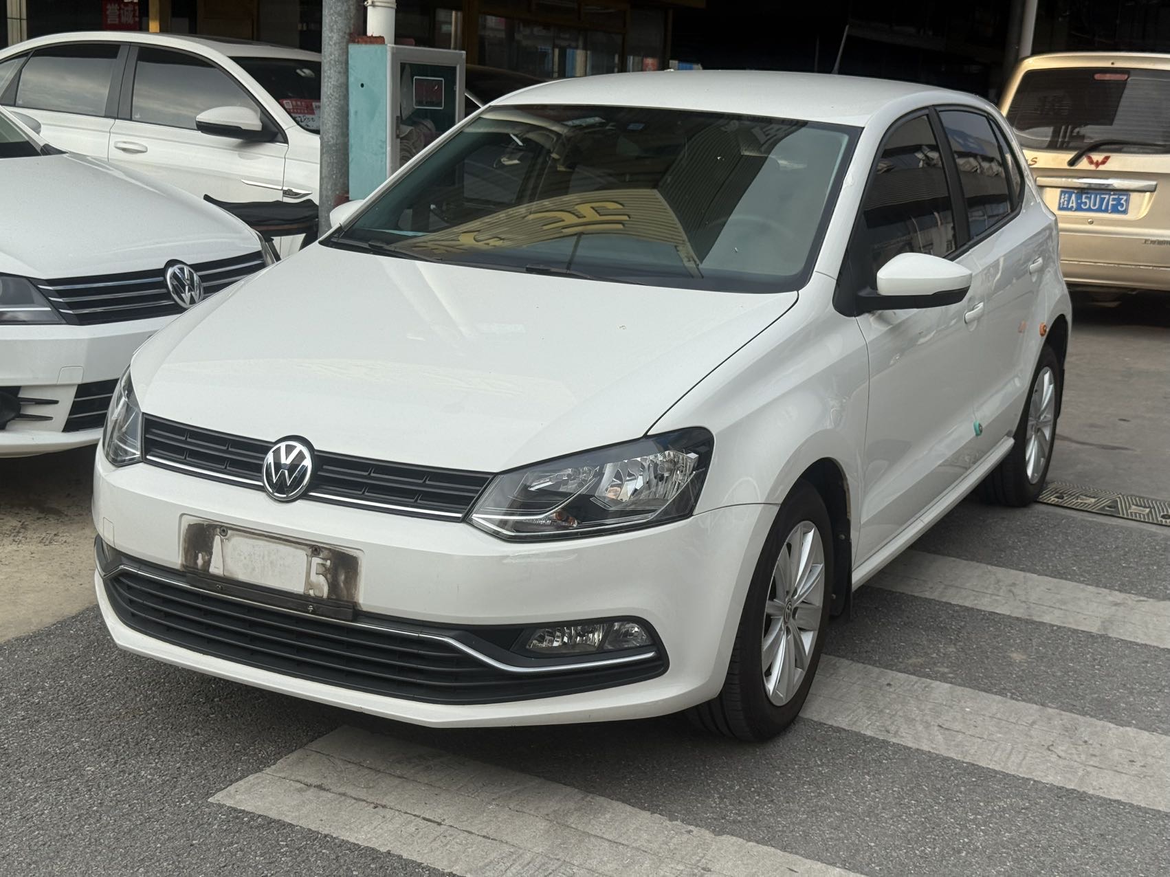 Volkswagen Polo 2015 Volkswagen Polo 2015 car image