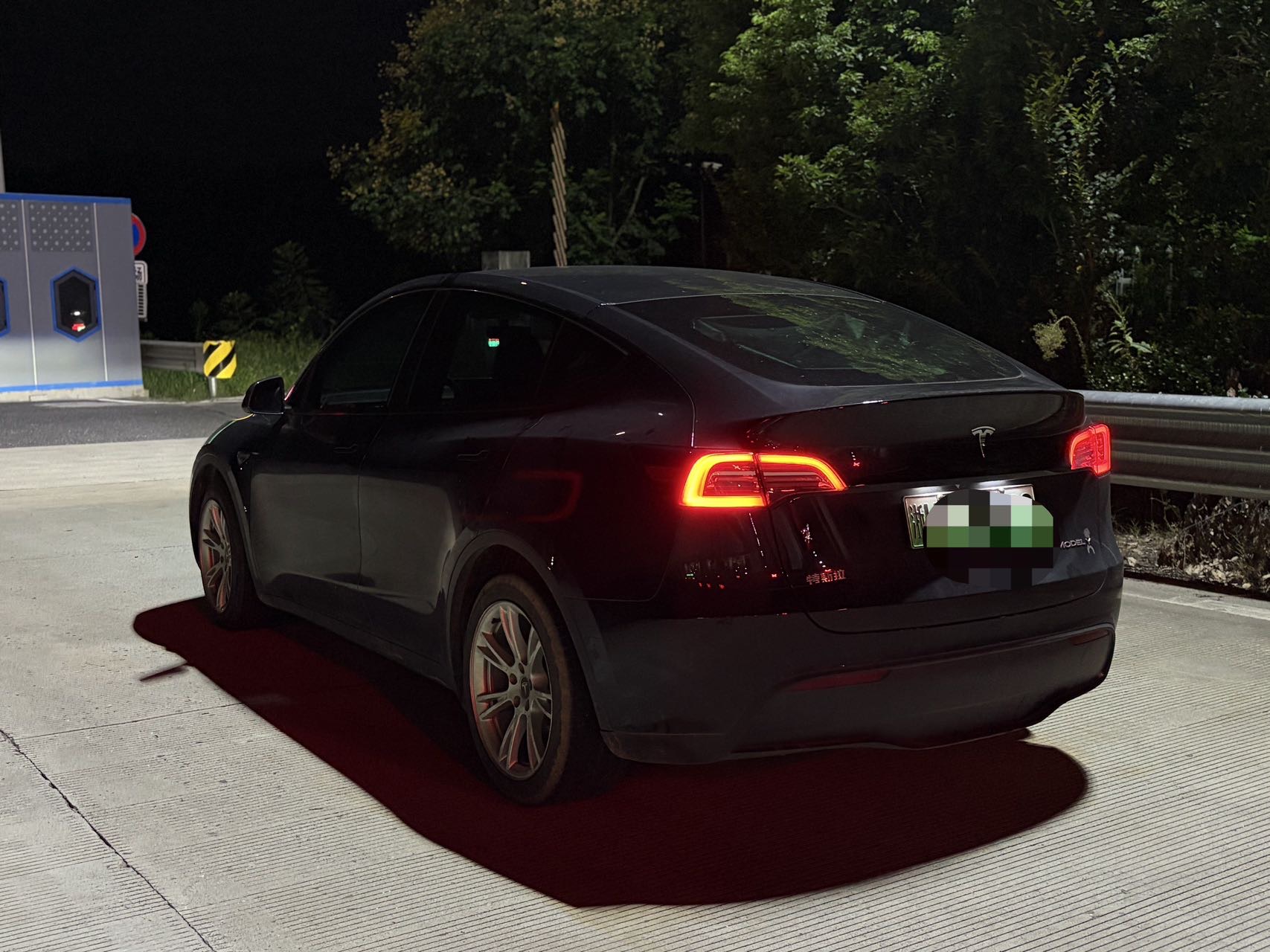 Tesla Model Y 2023 #4 Tesla Model Y 2023 car image #4