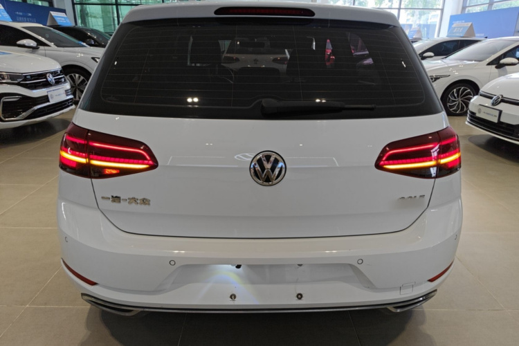 Volkswagen Golf 2018 car image #6