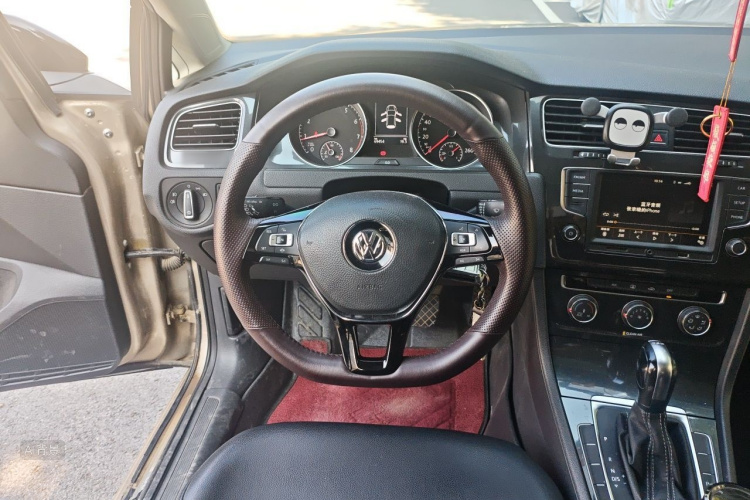 Volkswagen Golf 2017 car image #13