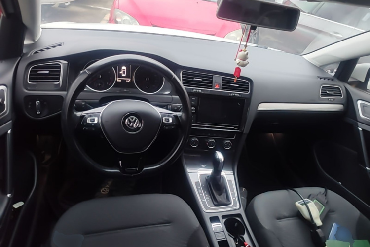 Volkswagen Golf 2019 car image #11