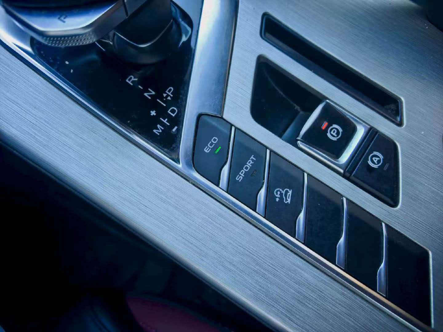GEELY Coolray 2022 изображение автомобиля #5