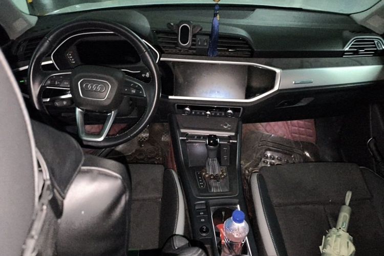 Audi Q3 2022 car image #12