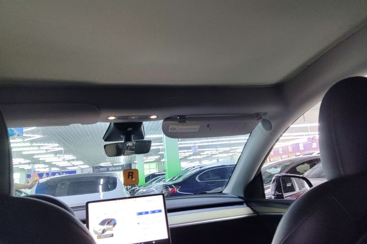 Tesla Model Y 2023 car image #20