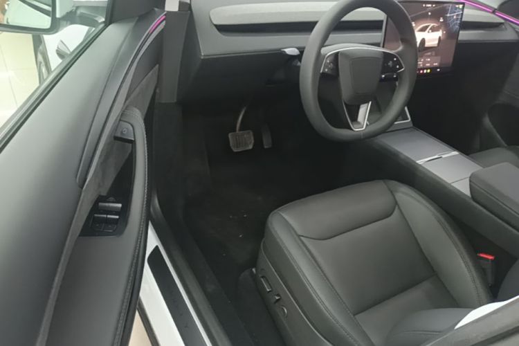 Tesla Model Y 2025 #16 Tesla Model Y 2025 car image #16