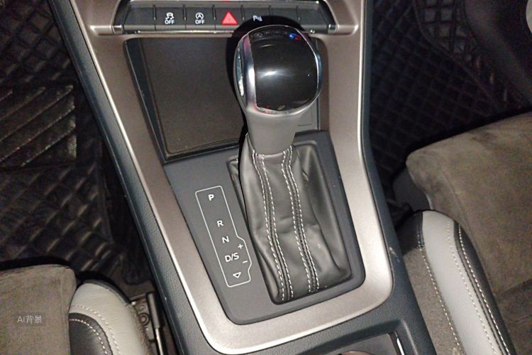 Audi Q3 2020 car image #16