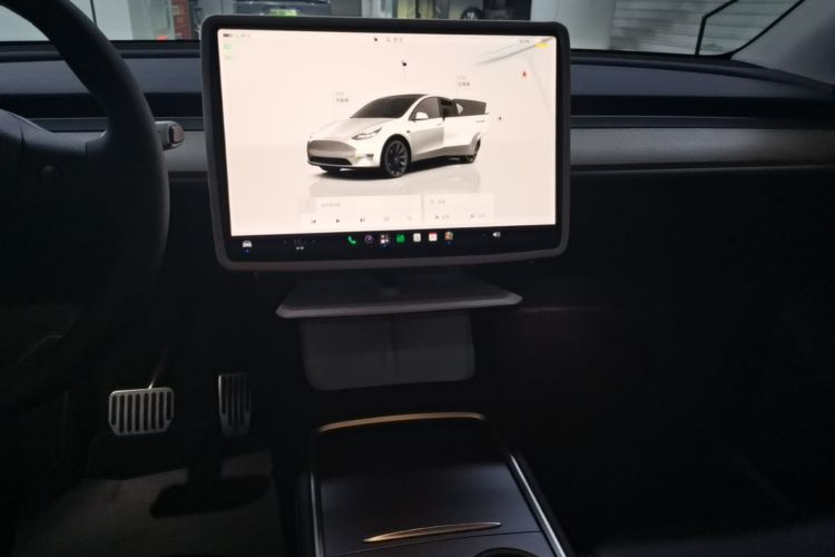 Tesla Model Y 2023 car image #13
