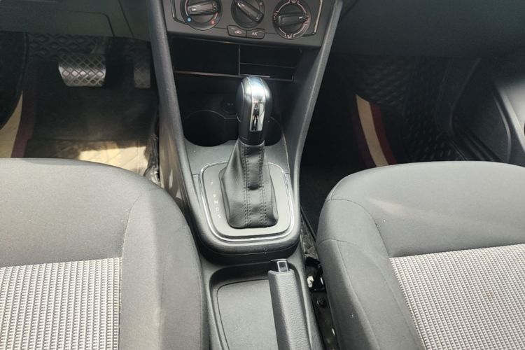 Volkswagen Polo 2018 car image #14