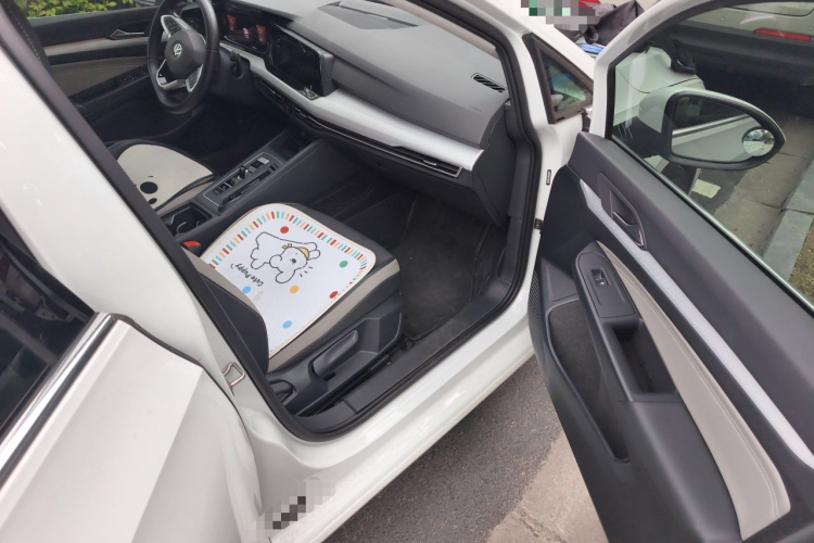 Volkswagen Golf 2022 car image #23