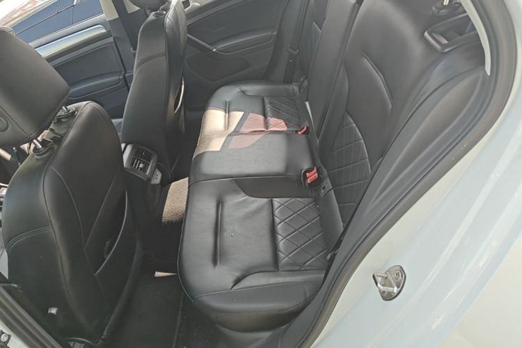 Volkswagen Golf 2019 car image #17