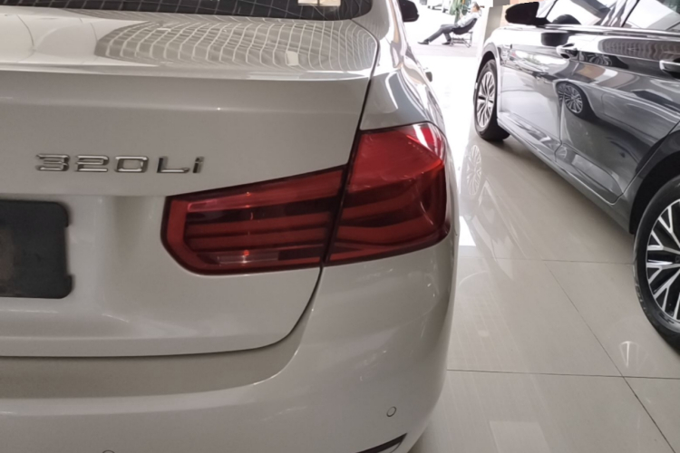BMW 3 Series 2018 #8 BMW 3 Series 2018 car image #8