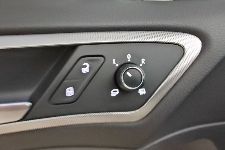 Volkswagen Golf 2019 car image #9