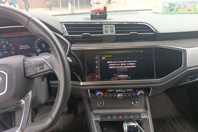 Audi Q3 2021 car image #17
