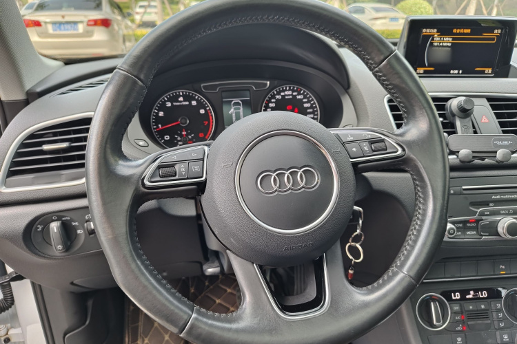 Audi Q3 2018 car image #20