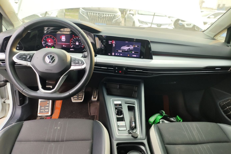 Volkswagen Golf 2023 car image #10