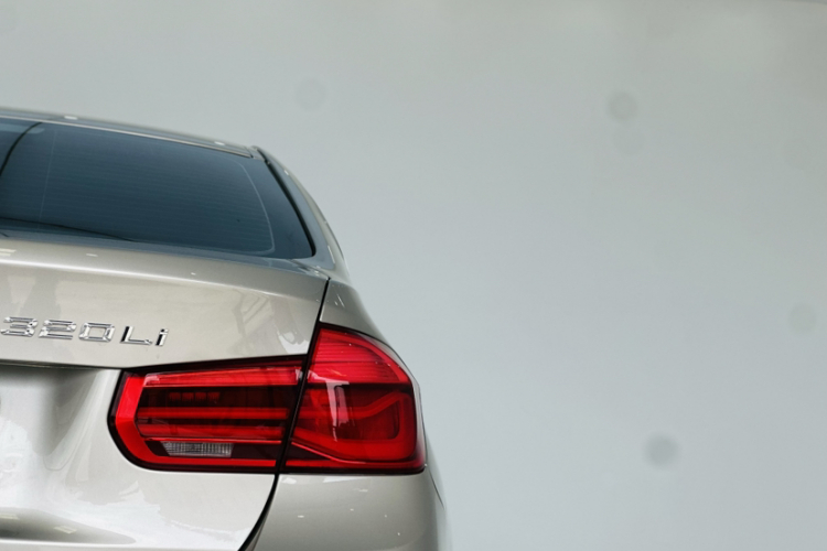 BMW 3 Series 2019 car image #17
