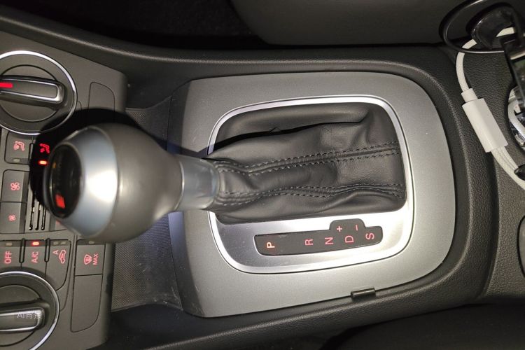 Audi Q3 2018 car image #16