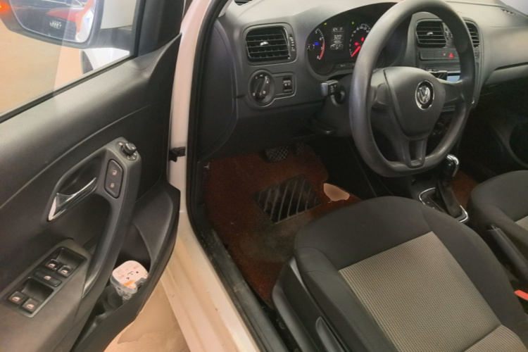 Volkswagen Polo 2016 car image #16