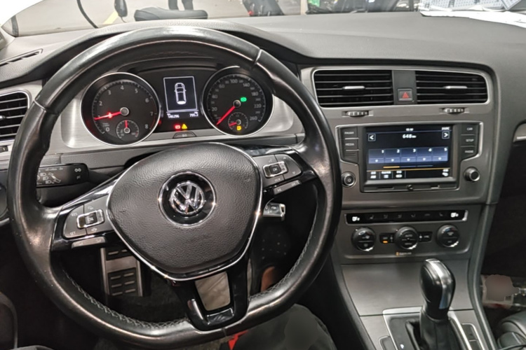 Volkswagen Golf 2017 car image #10