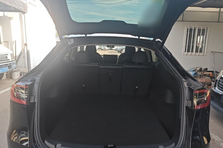 Tesla Model Y 2022 car image #19