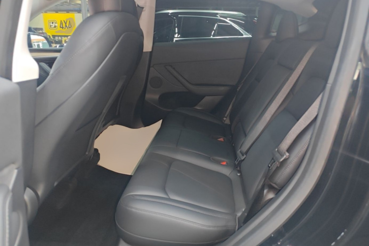 Tesla Model Y 2021 car image #17