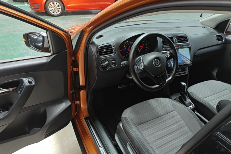 Volkswagen Polo 2015 car image #16