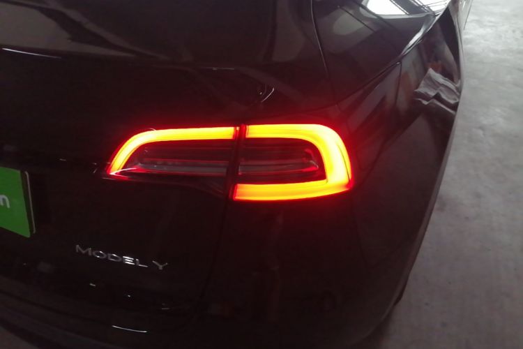 Tesla Model Y 2023 car image #8
