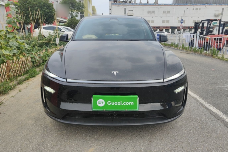Tesla Model Y 2025 #3 Tesla Model Y 2025 car image #3